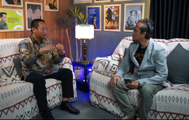 Bupati Sukamara Masduki saat diwawancara oleh Pemred FTNews.co.id, Madinah, di podcast Gempita pada Jumat (10/10/2025). (FTNews.co.id)